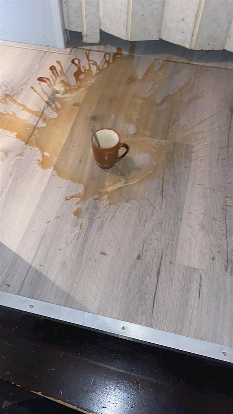 Šalica je pala i puklo joj je dno