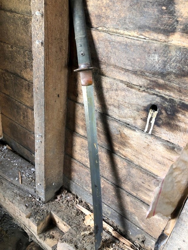 "Renoviram kuću staru 100 godina, pronašao sam ovo, podsjeća me na samurajski mač"