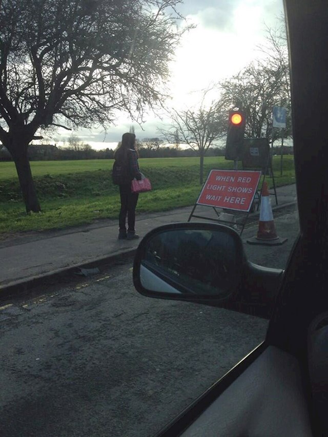 Ova djevojka koja čeka da se upali zeleno svjetlo kako bi prošla stazom po kojoj ne prolaze vozila