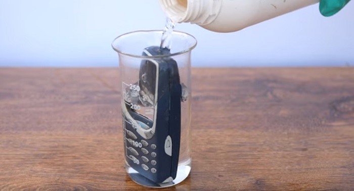 VIDEO Lik je prelio Nokiju 3310 dušičnom kiselinom, pogledajte što se dogodilo