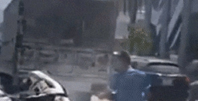 Ma samo ogrebotina - ljudima na cesti nije bilo jasno kako lik vozi ovaj auto