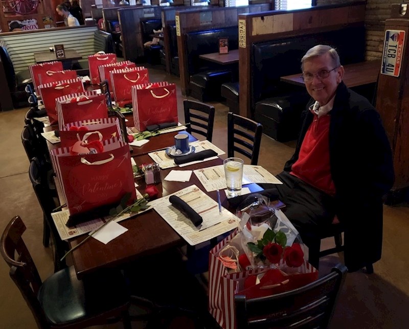 Ovaj čovjek svako Valentinovo poklanja ženama u umirovljeničkom domu ruže i poklone