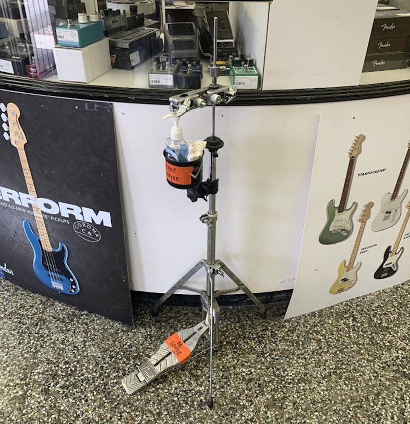 U dućanu koji prodaje glazbene instrumente prenamijenili su pedalu za bubanj u držač dezinfekcijskog sredstva