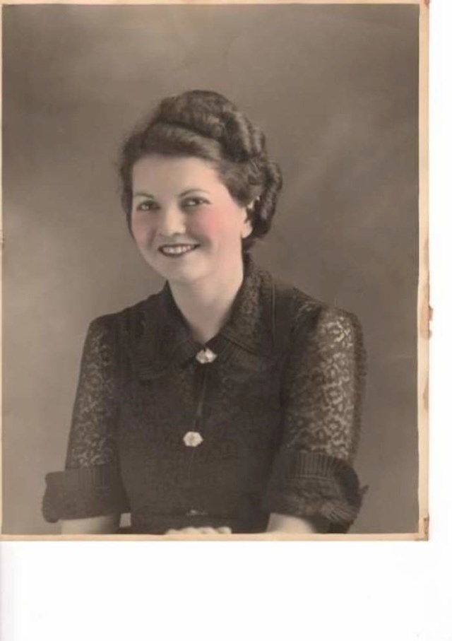 "Moja baka iz Ukrajine 1927 godine. Na fotografiji ima 16 godina"