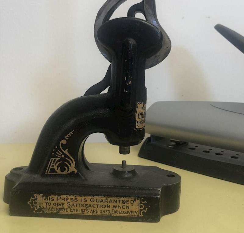 Bušilica za papir stara više od 100 godina