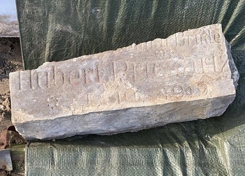 "Kada su zidali našu kuću, upotrijebili su nadgrobni spomenik!"