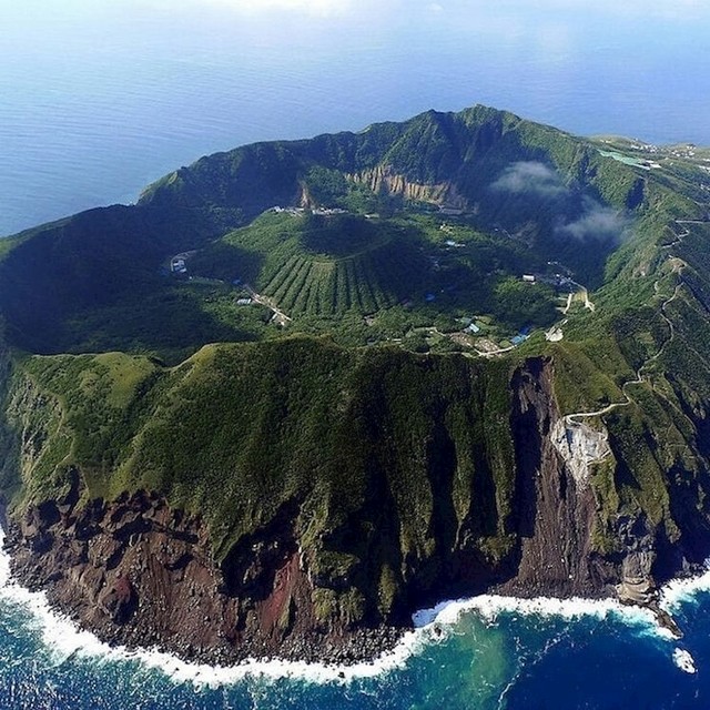 Maleni vulkanski otok Aogashima u Japanu