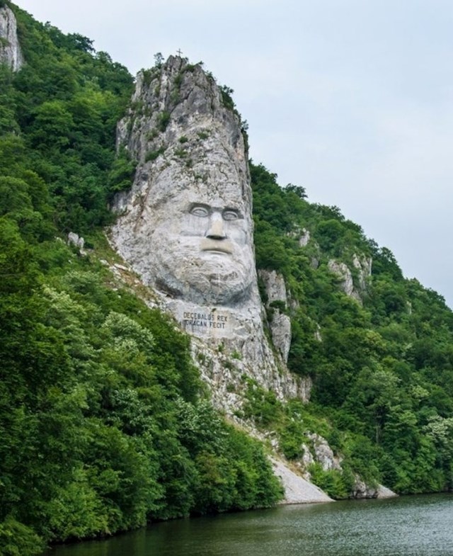 Kiparska skulptura Decebalus, blizu granice između Rumunjske i Srbije