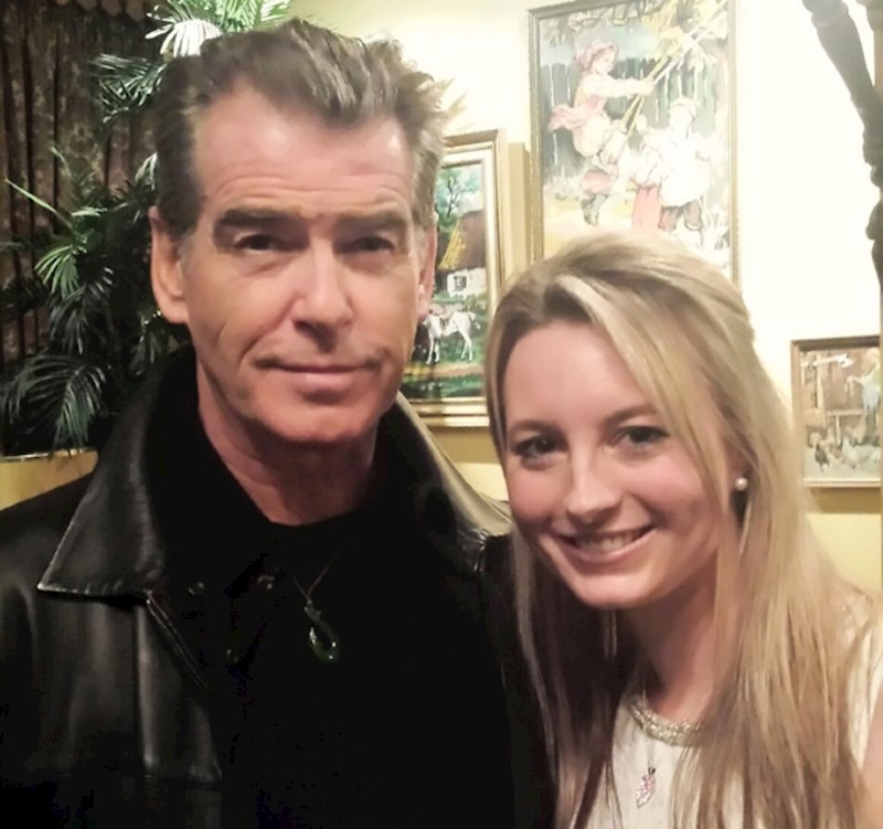 "Upoznala sam agenta 007 danas. Ispričavao se jer je privukao pažnju ljudi na mojoj rođendanskoj zabavi u restoranu!