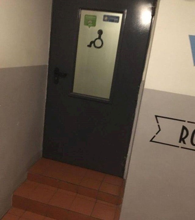 WC za invalide u hotelu u Rusiji. Obratite pažnju na stepenicu.
