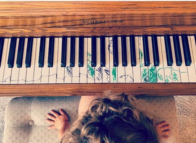 Ostavila je kćer samu za klavirom...