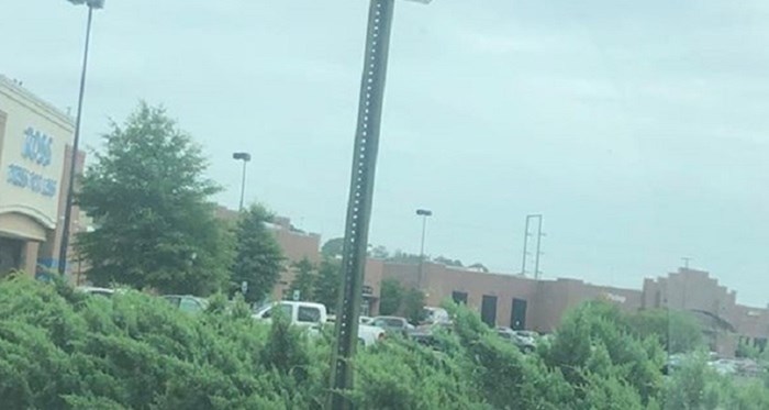 Iz auta su fotkali ovaj čudan prometni znak, kako je ovo uopće moguće?