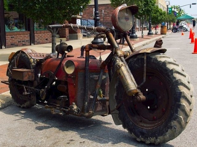 Motocikl napravljen od traktora
