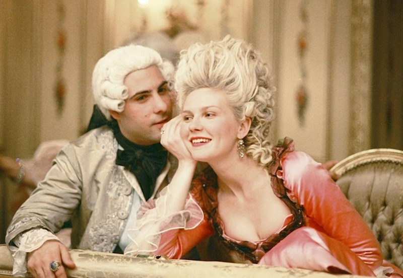 Sifilis se proširio Europom 1495. godine i uz sve grozne simptome, bila je i ćelavost. Perike su postale jako moderne