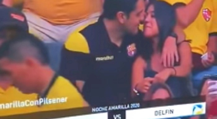 Odveo ljubavnicu na utakmicu, ali je zaboravio na jednu važnu stvar