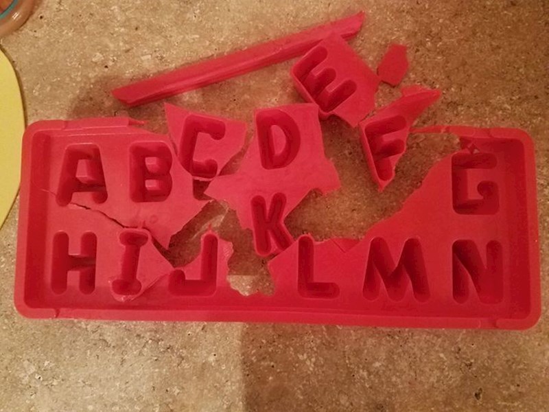 Ova posuda za led koja je pukla kada su ljudi pokušali izvaditi led iz nje