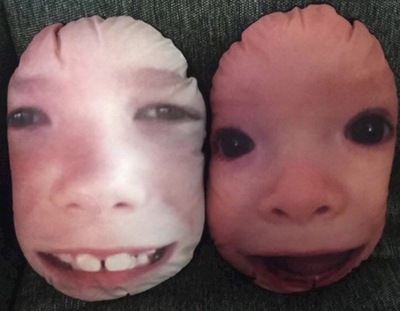 Lica unuka na jastucima...dobra ideja, ali loša realizacija