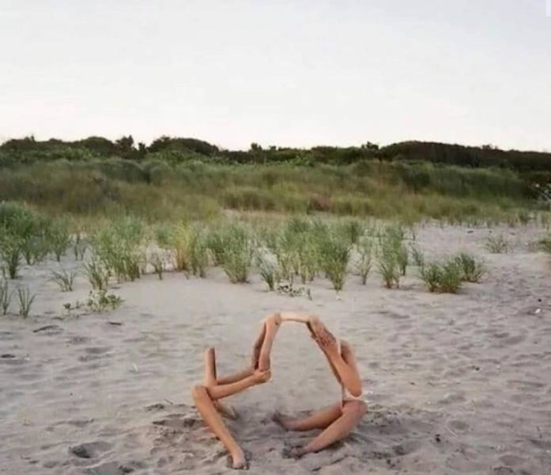 Dvije djevojke drže ogledalo