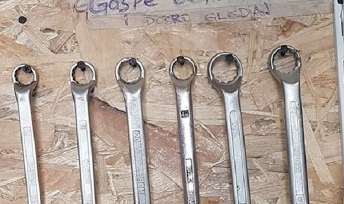 Ovom Dalmatincu netko je krao alat, pa je uz njega napisao jednu poruku koja je nasmijala mušterije