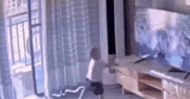 Dječak se približio televizoru, ovo što se dogodilo će vas zaboljeti