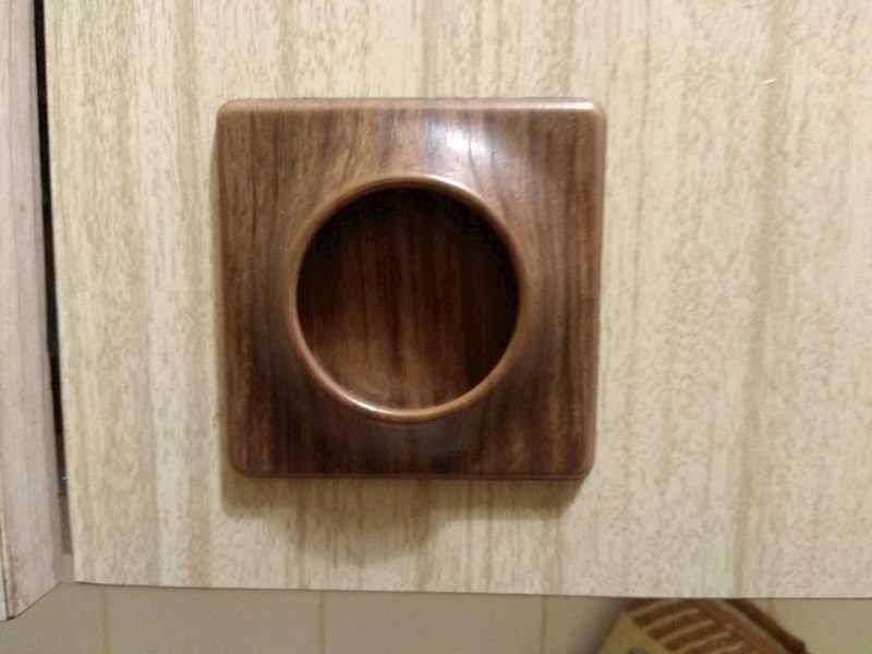 Totalno nepraktična ručka na ormariću u kuhinji,  koja se svaki puta uprlja kada se koristi