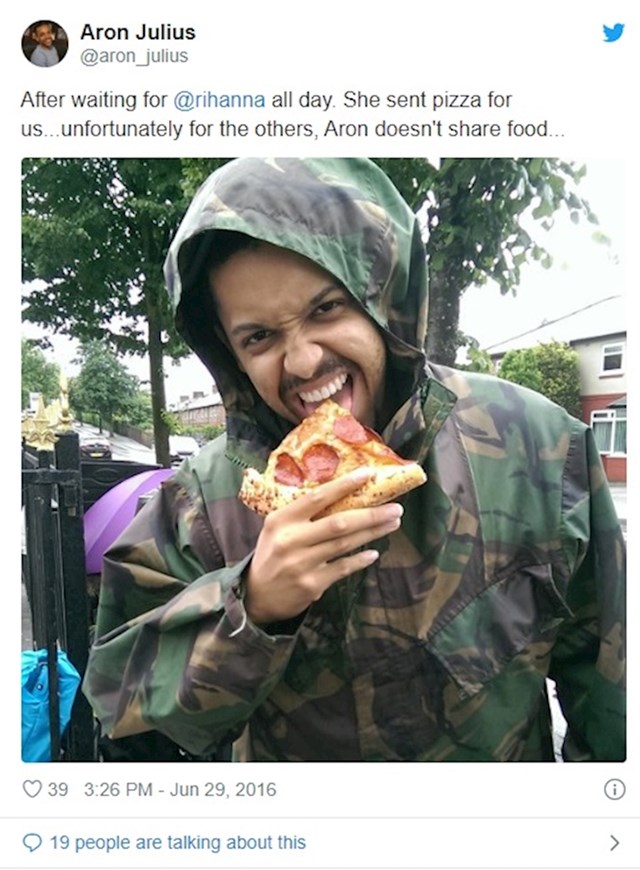 Rihanna je poslala pizzu i ručnike svojim fanovima koji su stajali na kiši