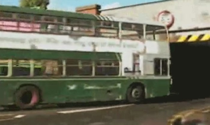 Vozač ovog autobusa zanemario je visinu vozila, pogledajte kako se proveo