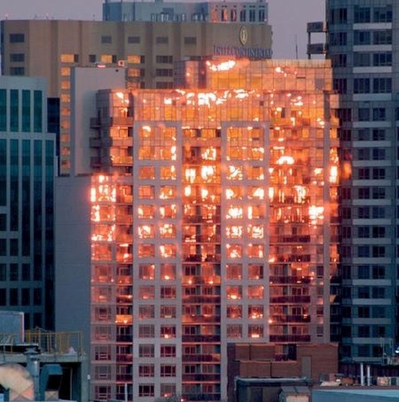 Ne brinite, zgrada ne gori. To je samo refleksija zalaska Sunca