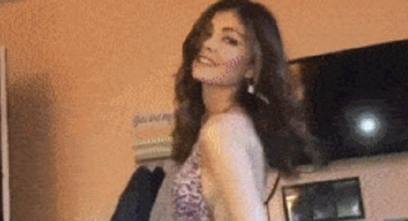 Zgodna cura je pozirala pred kamerom, to je završilo jako loše