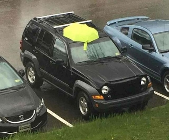 Vlasnik vozila ostavio je otvoren krovni prozor, netko je stavio kišobran na njega
