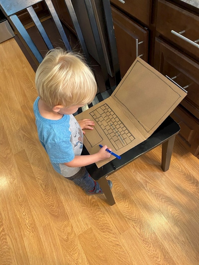 "Suprug i ja radimo od doma. Naš trogodišnjak poželio je svoj laptop"