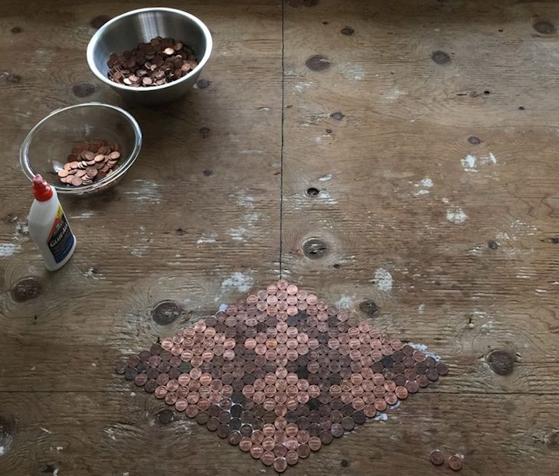 Novčići zalijepljeni za pod