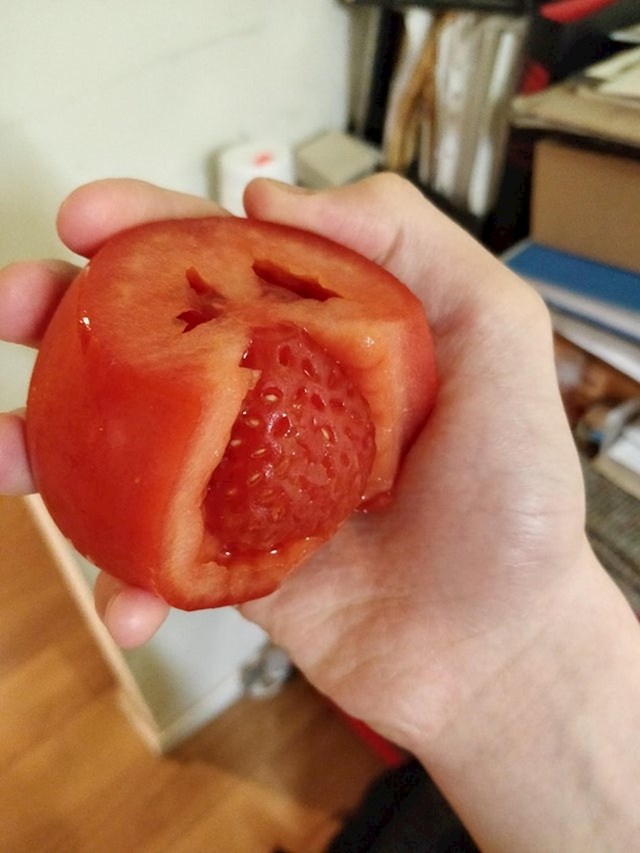 Ovo nije jagoda, nego je rajčica tako izrezana