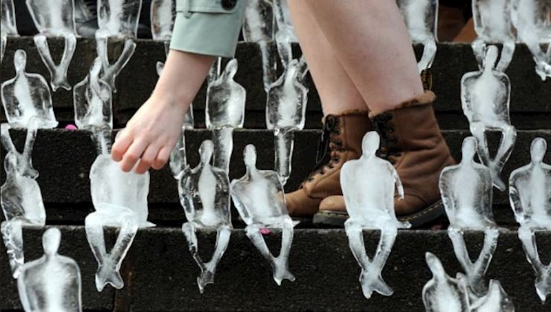 "Ljudi koji se tope" upozorava na probleme globalnog zatopljenja.