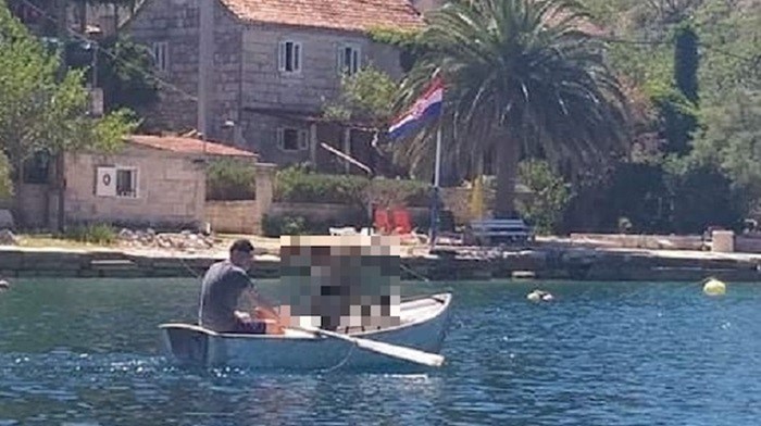 Romantika na morski način - lik u Dalmaciji nasmijao je ljude zbog onog što je prevozio u čamcu