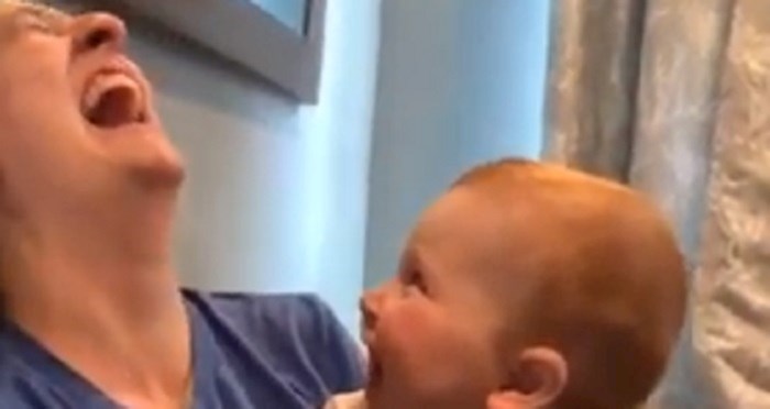 Roditelji su snimili bebicu koja se prvi put smijala, ovo je preslatko