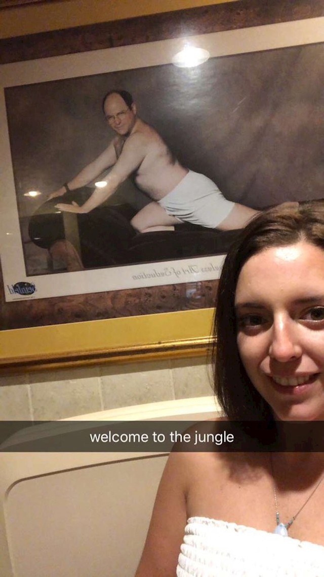 George Costanza se našao u jednoj kupaonici