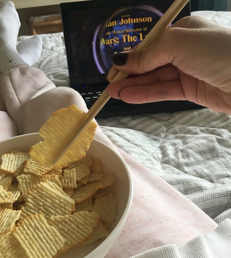 Koristite drvene štapiće za jedenje čipsa