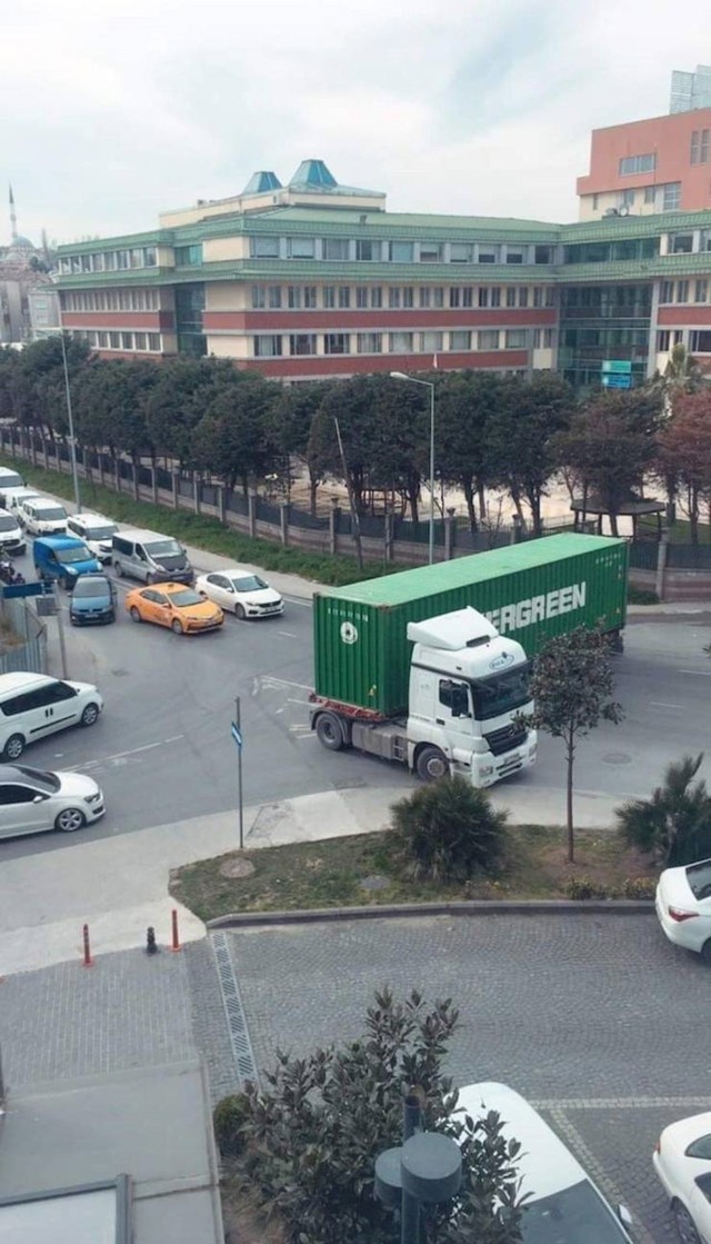 Mislite da je bezveze? Kako se zvao onaj brod što je blokirao Sueski kanal?