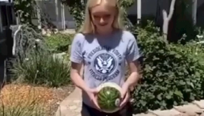Djevojka je odlučila isprobati izazov s lubenicom i gumicama, to nije dobro završilo