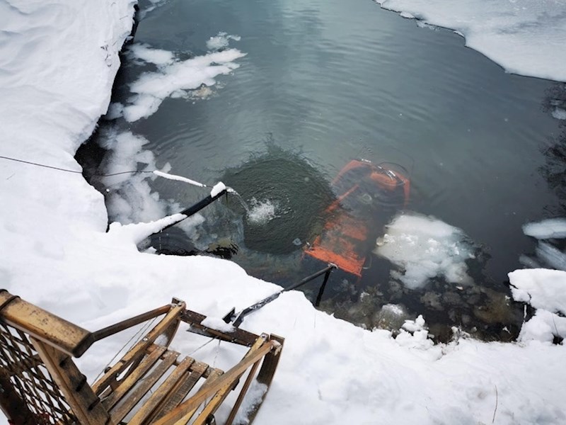 Motocikl za snijeg mi je upao u jezero u kojem je -15 stupnjeva Celzijevih