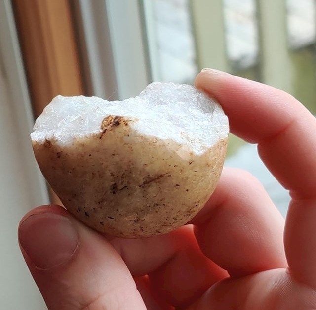 Kamen koji izgleda kao krumpir