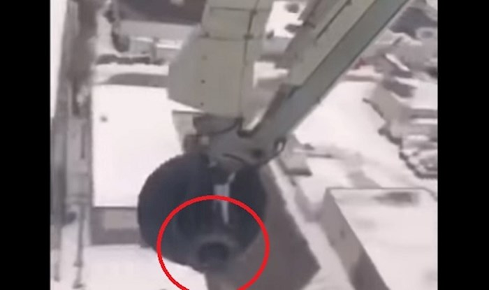 Putnik je snimio ovu strašnu snimku otpadanja kotača na avionu za vrijeme leta