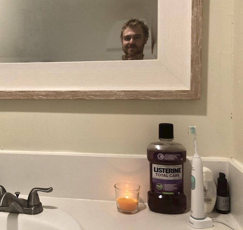 Upalio je svijeću prije tuširanja kako mu se ogledalo ne bi zamaglilo