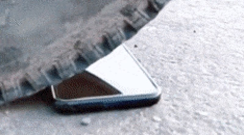 Čini se kao da auto prelazi preko mobitela, ali zapravo je nešto potpuno drugo