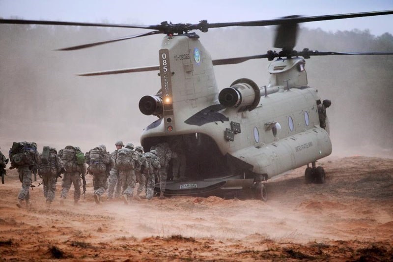 Helikopter jede vojnike