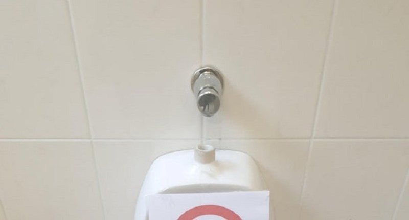 Lik je pokušao obaviti nuždu, ali dočekala ga je čudna zabrana na pisoaru