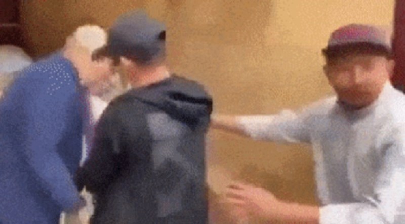 Ovaj lik samo je smetao svojim kolegama na poslu, netko je snimio urnebesnu scenu