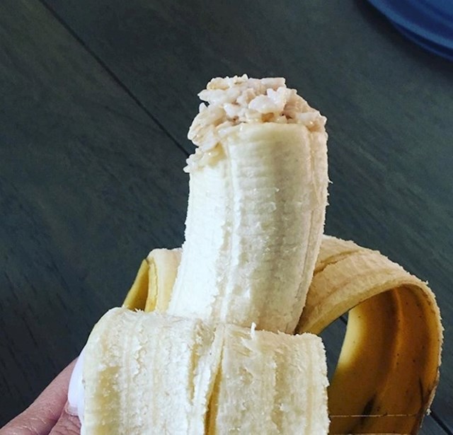 Mama je stavila žlicu zobene kaše na bananu kako bi ju dijete pojelo: