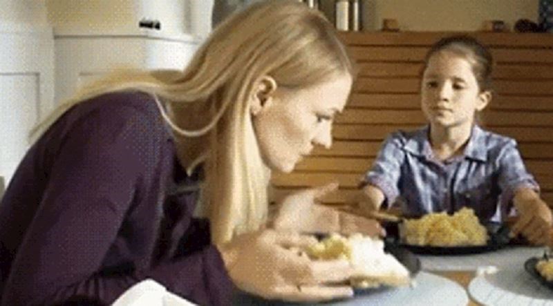 Mama joj je rekla da hrana ima čudan miris, kada ju je pomirisala, mama je učinila nešto zbilja neočekivano